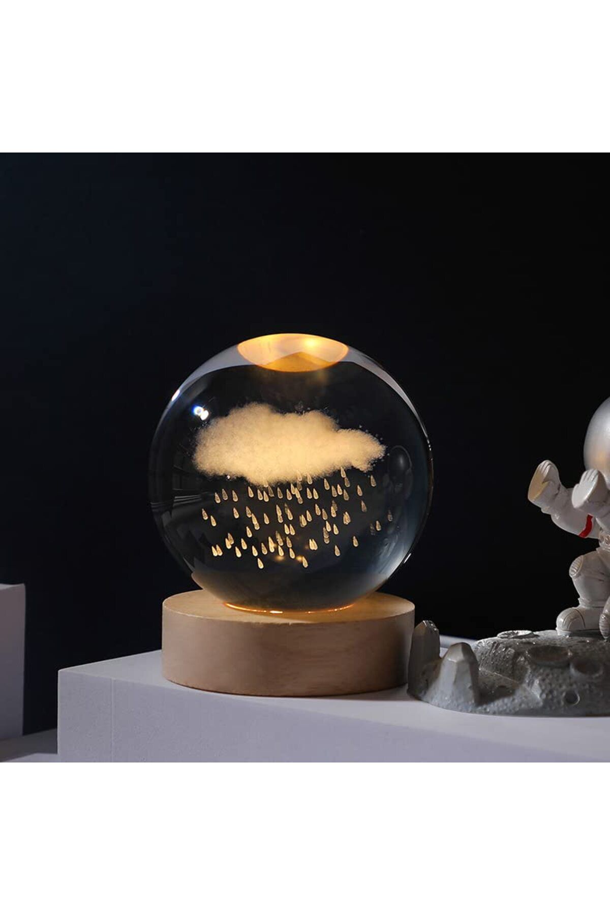 Bulut & Yağmur Işıklı Cam Küre – Ahşap Tabanlı Dekoratif Gece Lambası 6 cm