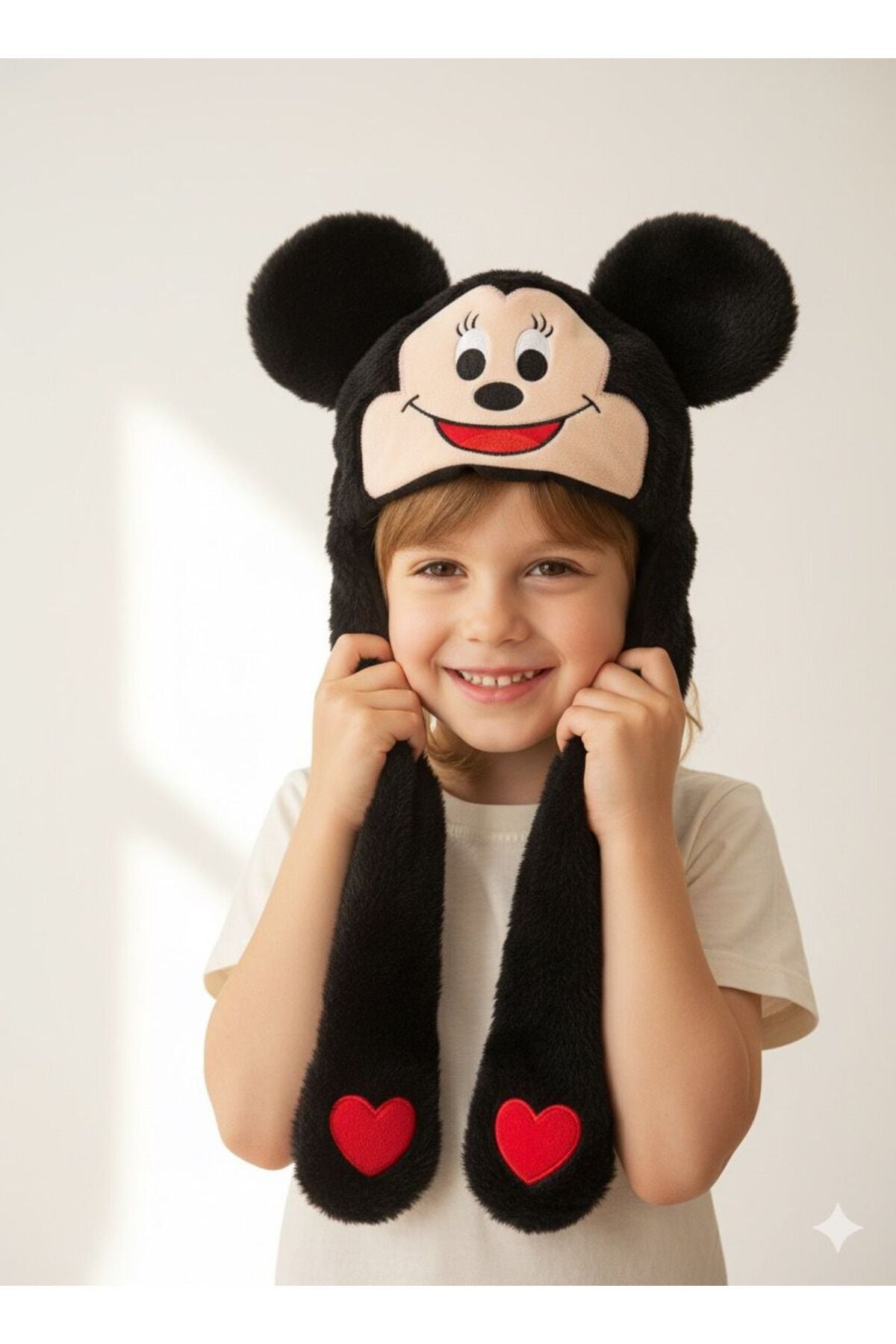 Atakids Işıklı ve Hareketli Kulaklı Peluş Şapka Siyah