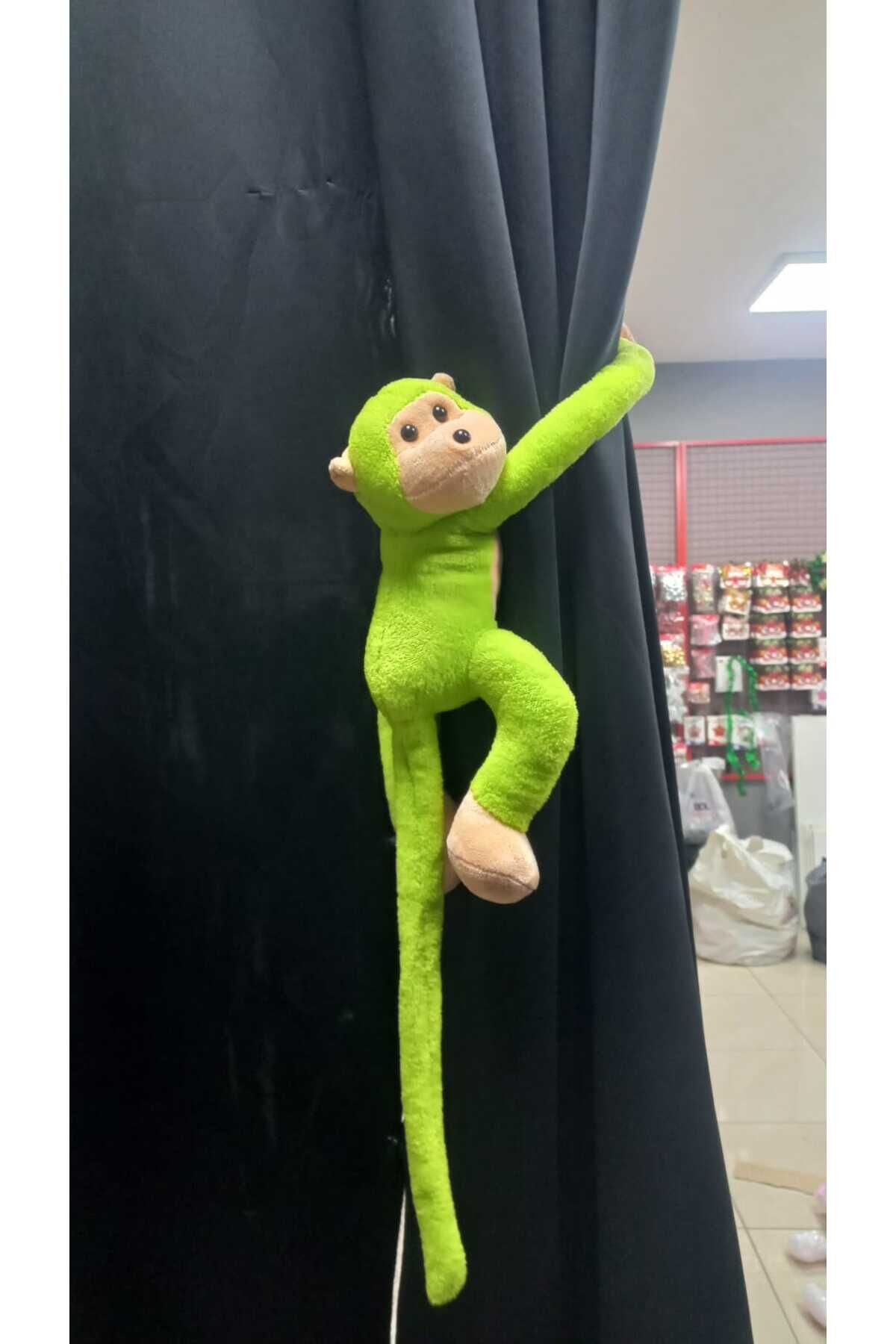 Peluş maymun elleri yapışan. Yeşil