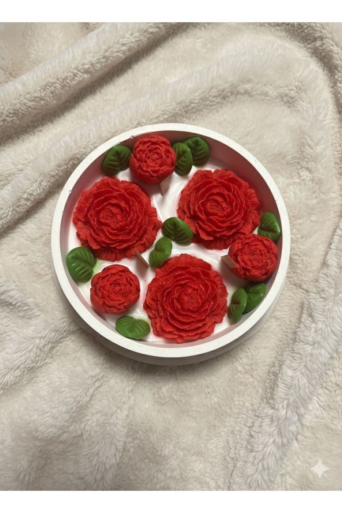 Şakayık Bahçesi El Yapımı Taş Tabanlı Dekoratif Soya Mum (17 cm) Kırmızı